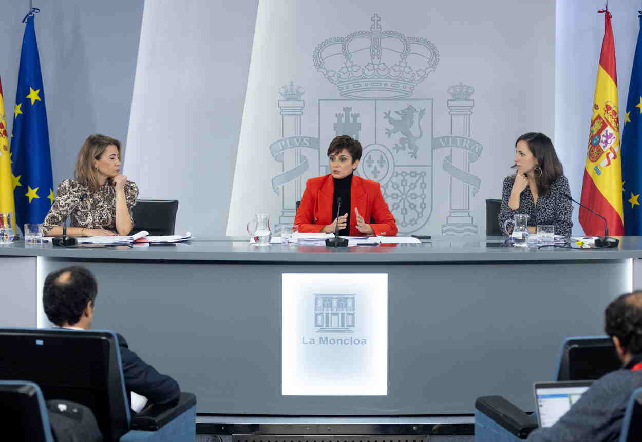 La ministra de Transportes, Movilidad y Agenda Urbana, Raquel Sánchez, y la ministra de Derechos Sociales y Agenda 2030, Ione Belarra, junto con la ministra de Política Territorial y portavoz del Gobierno, Isabel Rodríguez, tras un Consejo de Ministros. EP