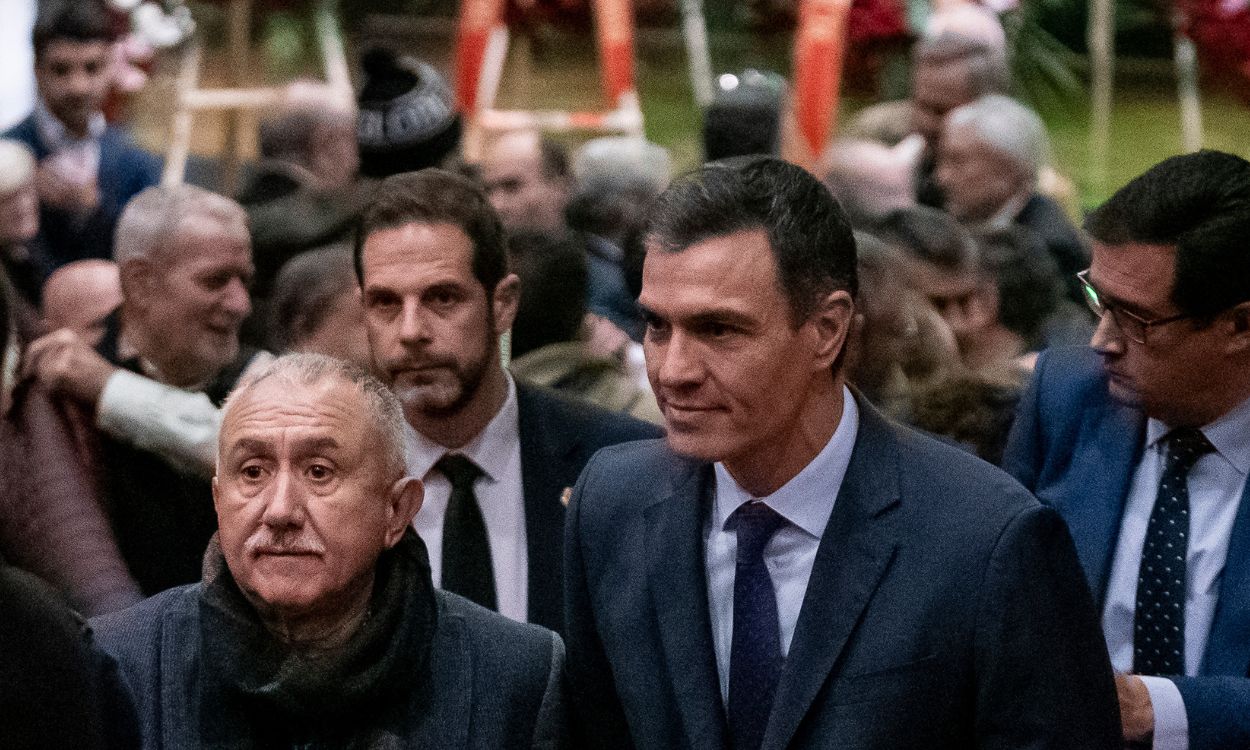 Pepe Álvarez, secretario general de UGT, y Pedro Sánchez, presidente del Gobierno, a la entrada de la capilla ardiente de Nicolás Redondo