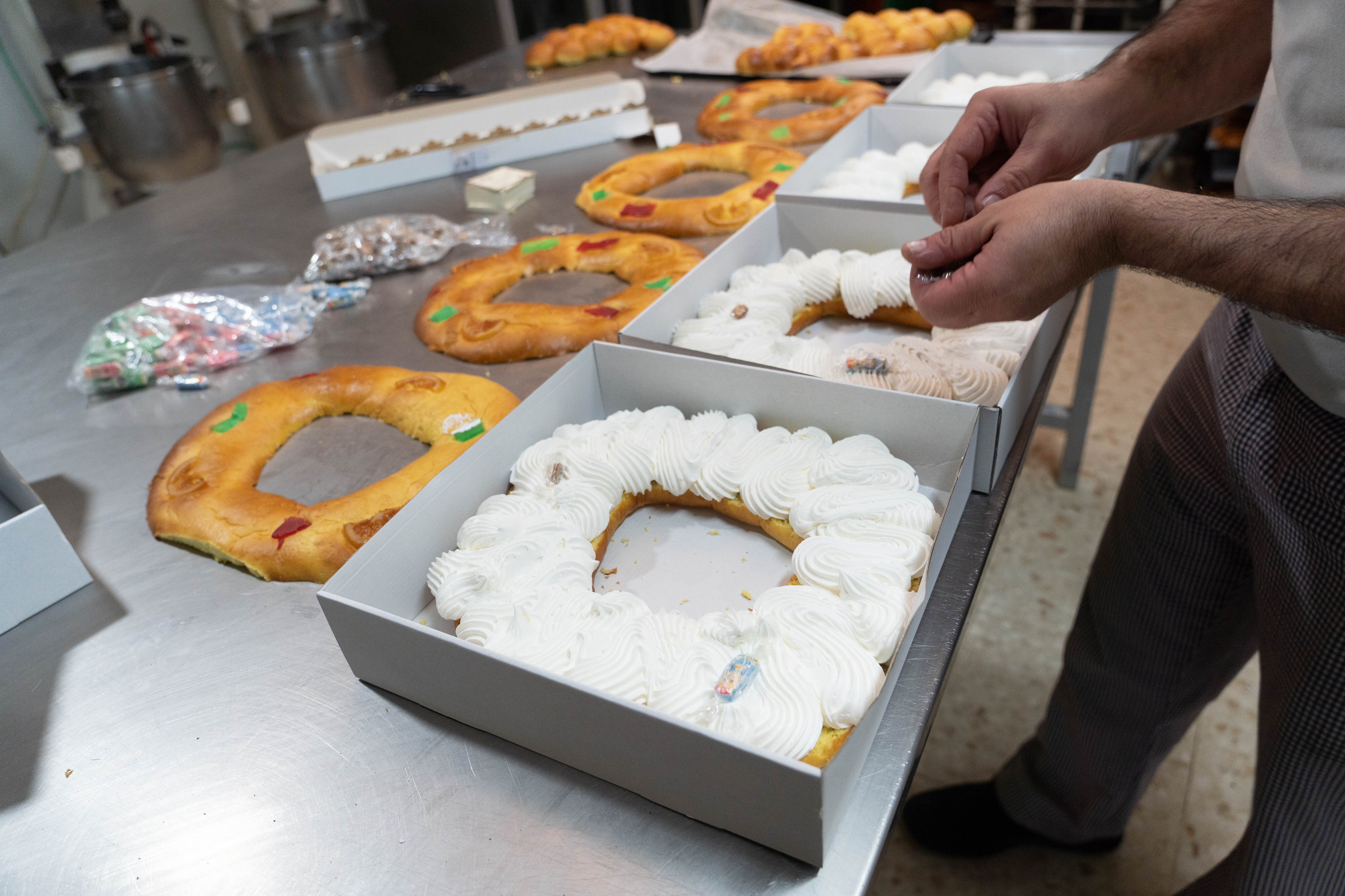 Una pastelería prepara un roscón