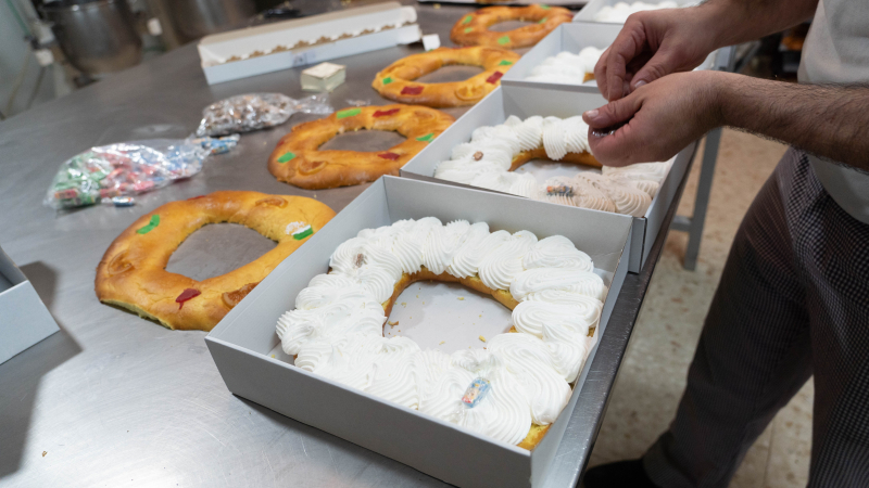 Una pastelería prepara un roscón Una pastelería prepara un roscón