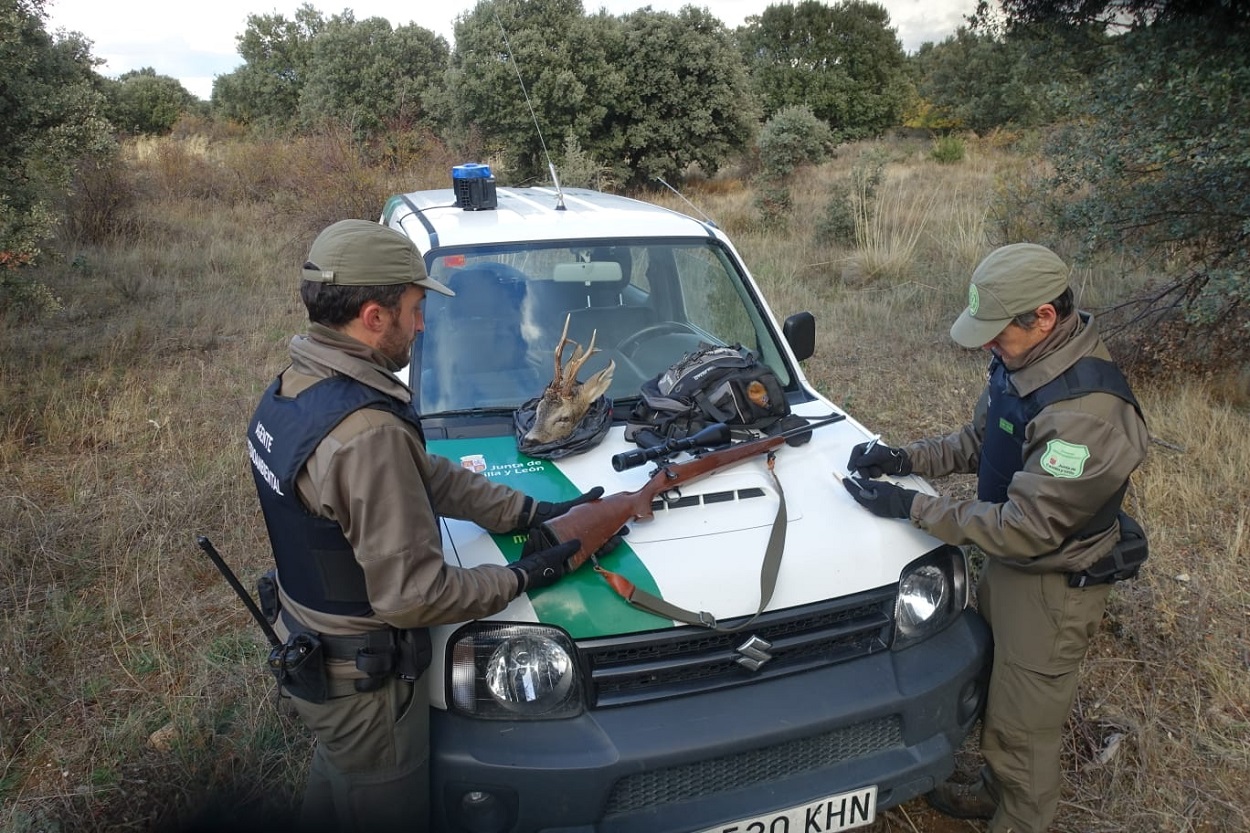 Imagen de recurso de dos agentes forestales. Archivo.