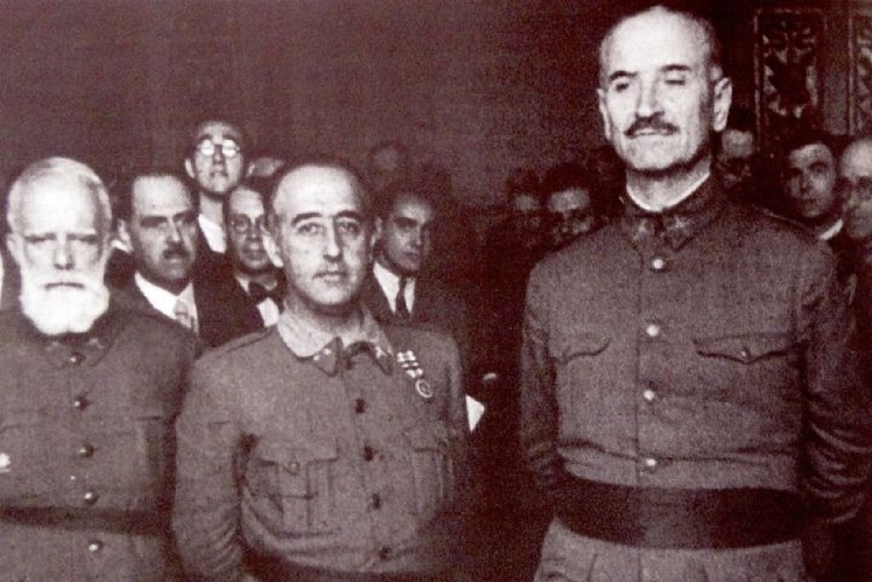 Miguel Cabanellas (i), Francisco Franco (c) y Gonzalo Queipo de Llano (d). Archivo.