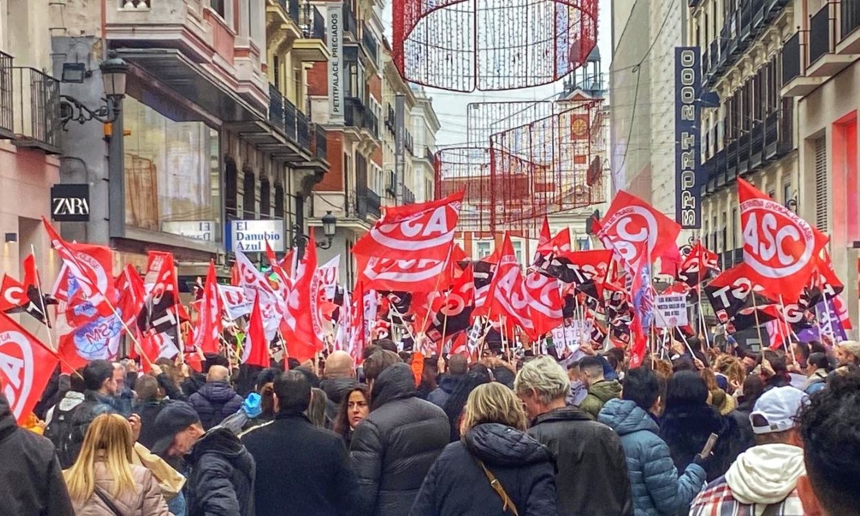 Varios trabajadores de Inditex se manifiestan por la mejora de sus condiciones laborales en la calle Preciados