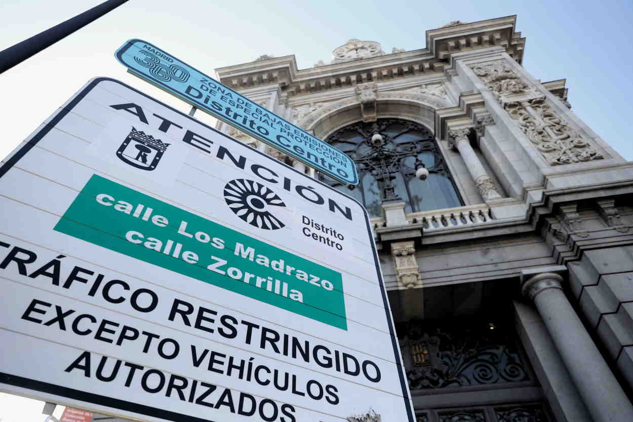 Una señal de tráfico informa sobre la entrada en la Zona de Bajas Emisiones de Madrid. EP