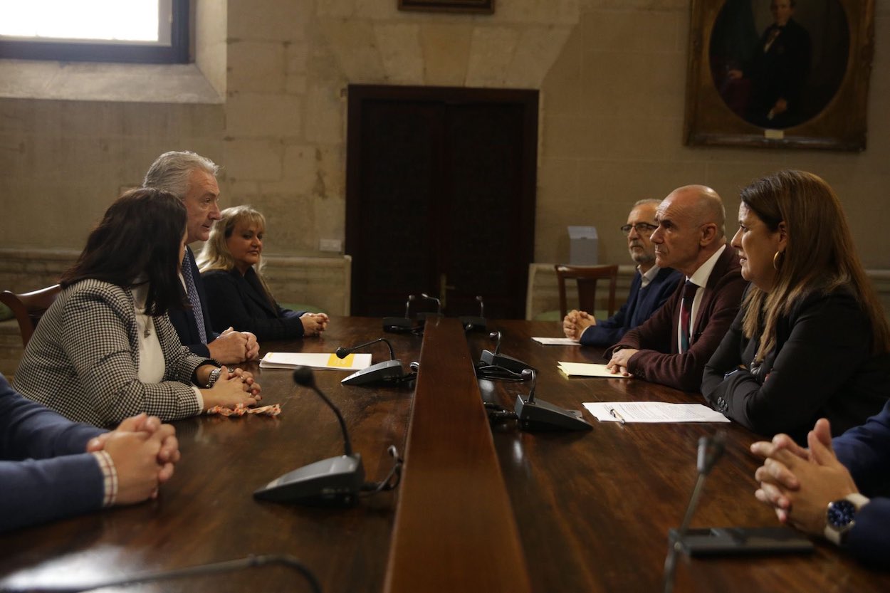 Los equipos negociadores de Cs y el PSOE, encabezados por Miguel Ángel Aumesquet y Antonio Muñoz.