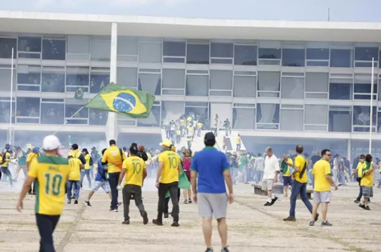 Simpatizantes del expresidente de Brasil Jair Bolsonaro asaltan la sede de los poderes del Estado para exigir un golpe de Estado contra Lula da Silva. EP.