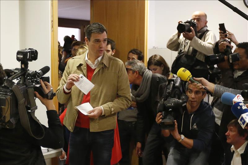 El candidato por el PSOE a la presidencia del Gobierno, Pedro Sánchez, muestra su voto a los periodistas en el Centro Cultural Volturno de la localidad madrileña de Pozuelo de Alarcón. EFE