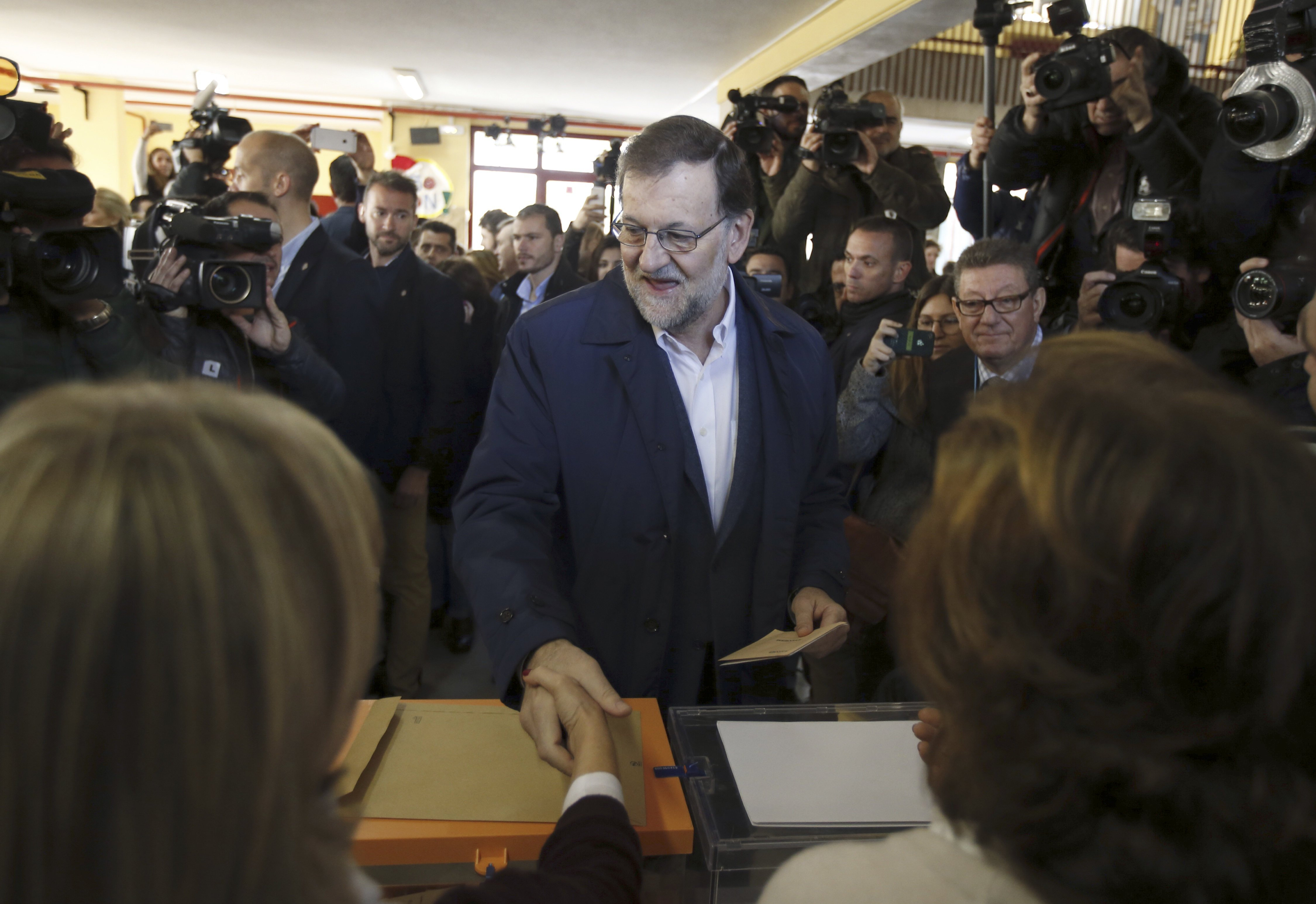 El presidente del Gobierno y candidato a la reelección por el PP, Mariano Rajoy, ejerce su derecho al voto en un colegio de Aravaca. EFE/Angel Díaz