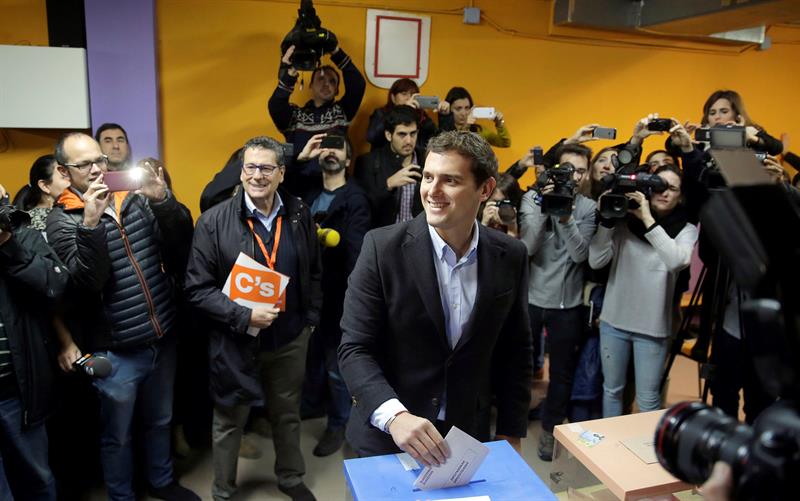 Albert Rivera ejerce su derecho al voto. EFE