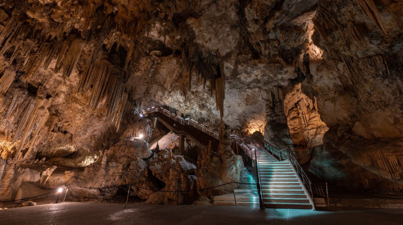 El año 2022 ha supuesto para la Cueva de Nerja la recuperación de cifras prepandemia, llegando a más 436.000 visitantes