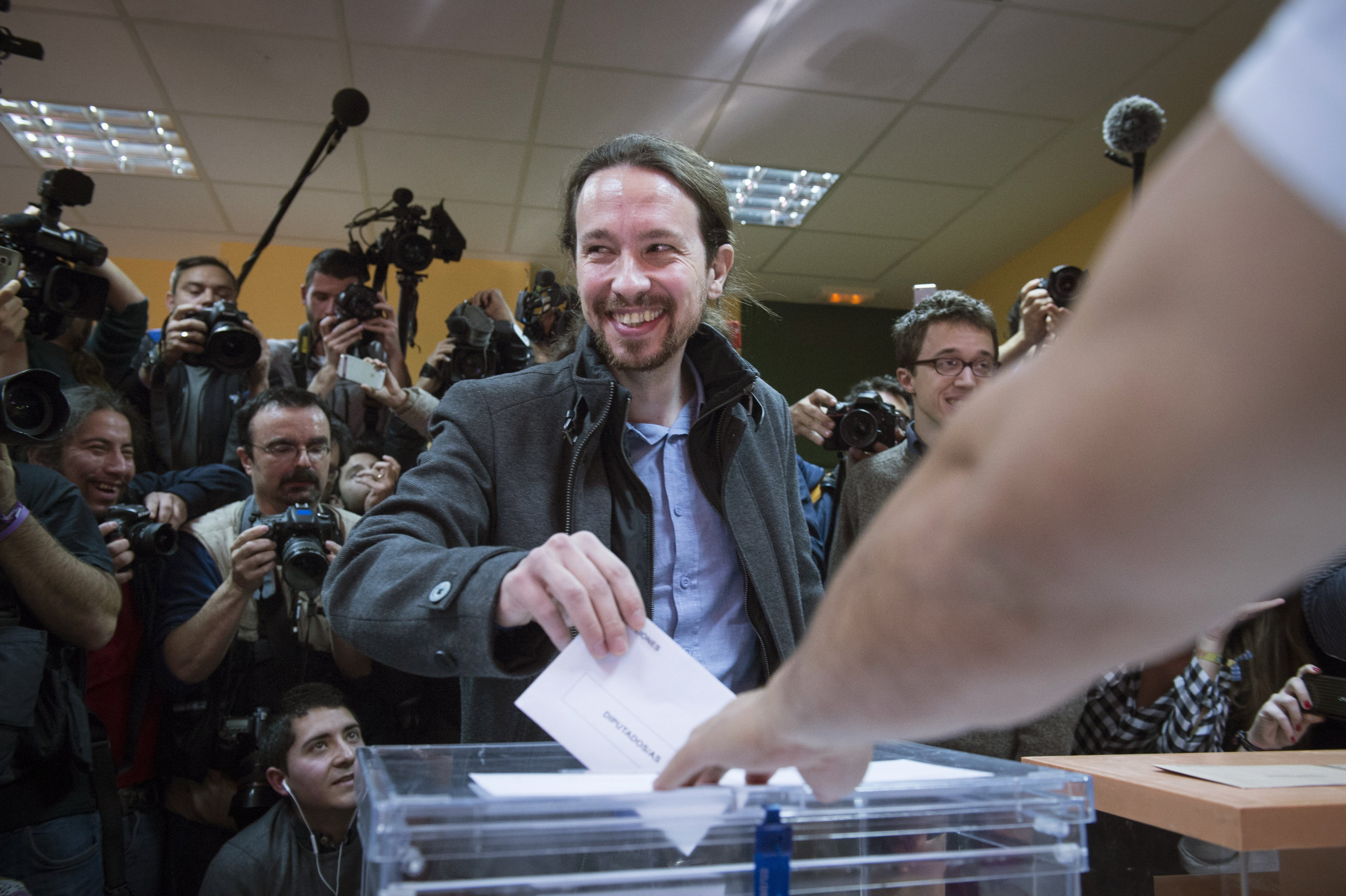 El candidato de Podemos a la Presidencia del Gobierno, Pablo Iglesias, ha votado esta mañana en el IES Tirso de Molina, de la Avenida de la Albufera, durante la jornada de elecciones generales de hoy, 20D. EFE/Luca Piergiovanni