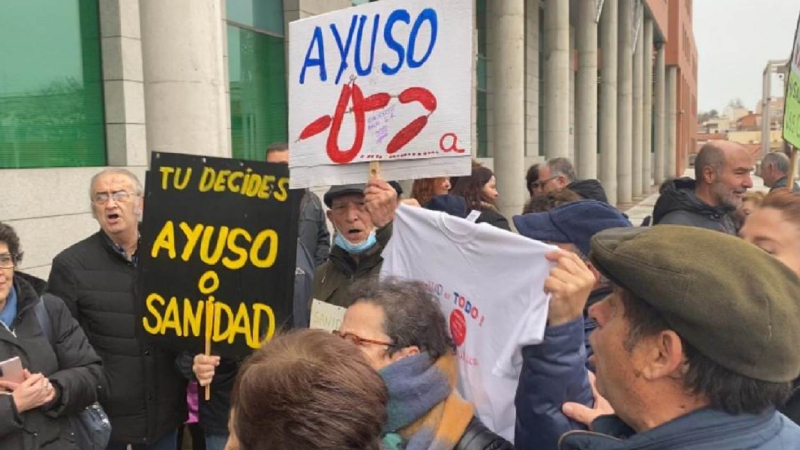 Los vecinos de Alcobendas reciben con abucheos a Ayuso. ElPlural