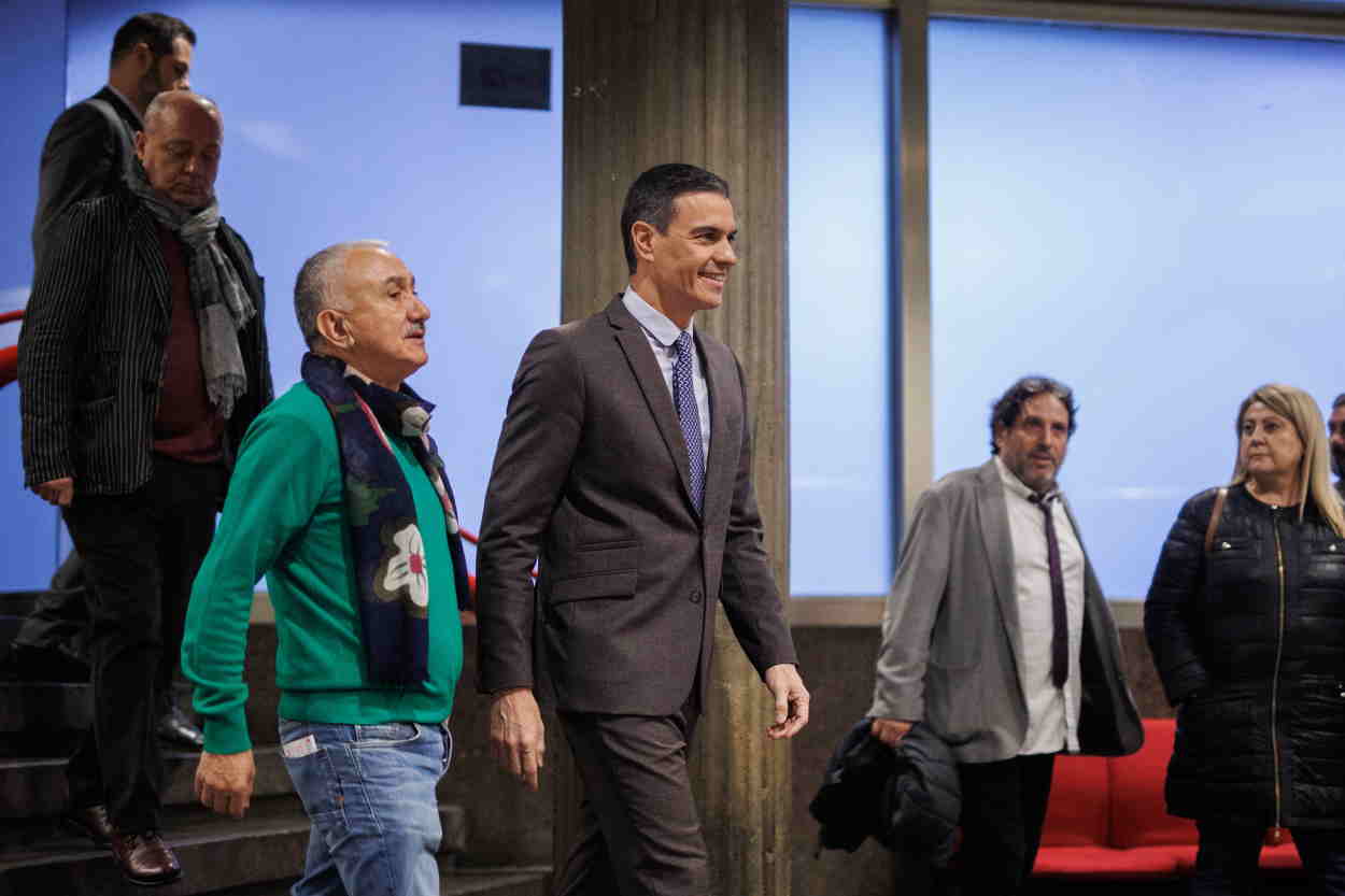 El presidente del Gobierno, Pedro Sánchez, y el secretario general de UGT, Pepe Álvarez, a su llegada a la inauguración de las Jornadas Confederales de Acción Sindical de UGT. EP