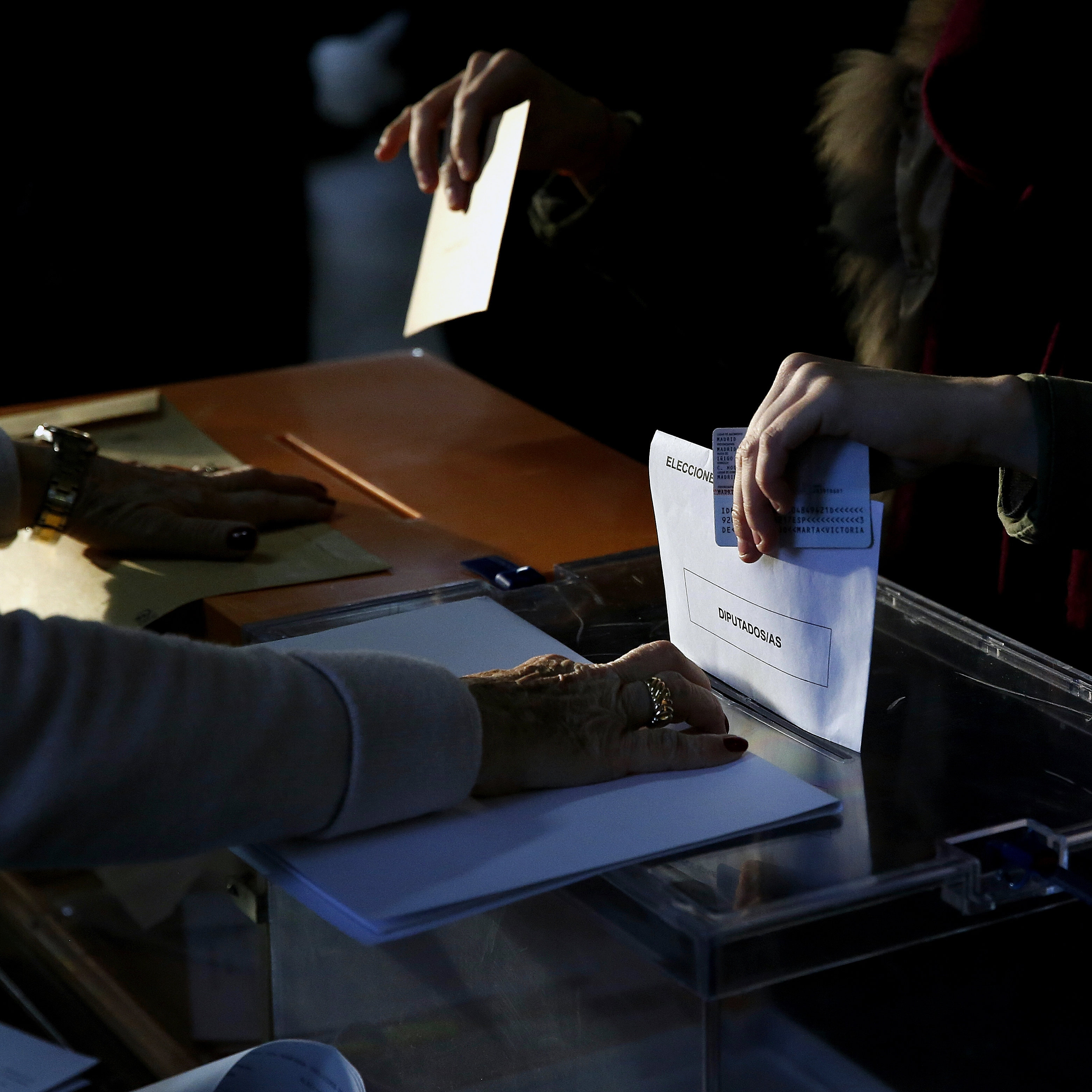 Imagen de archivo de la votación de unas elecciones en España.