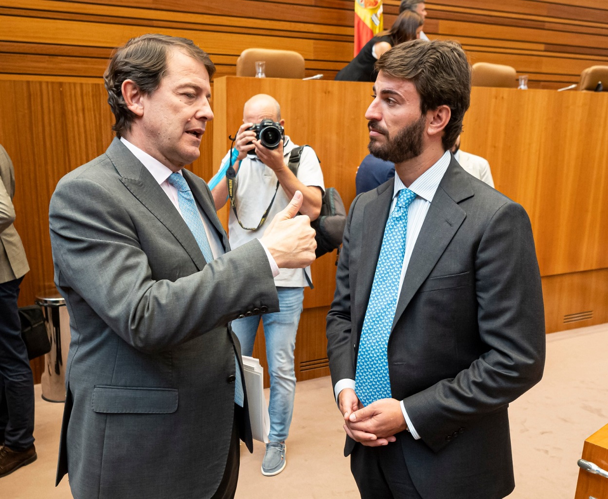 Gallardo y Mañueco hablan en el parlamento de Castilla y León.