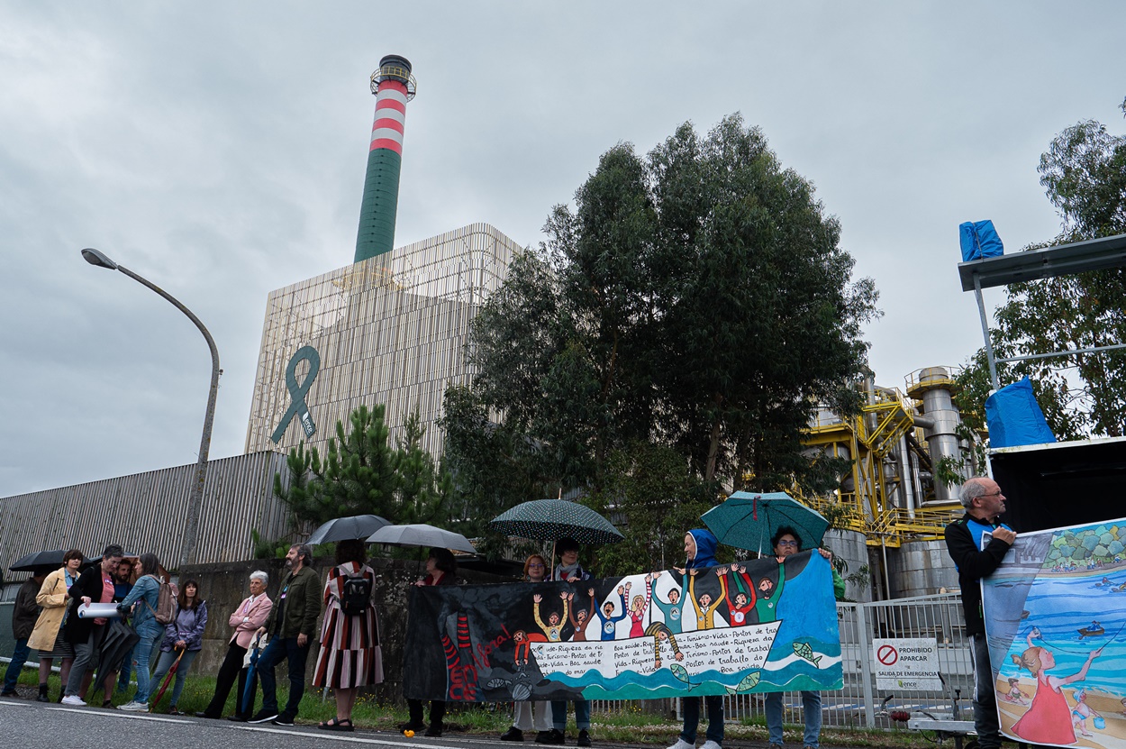 Imagen de la protesta celebrada el verano pasado ante la fábrica de Ence situada en la ría de Pontevedra (Foto: Europa Press).