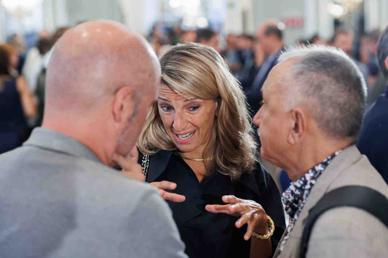 La vicepresidenta segunda y ministra de Trabajo y Economía Social, Yolanda Díaz, dialoga con el secretario general de CCOO, Unai Sordo, y el secretario general de UGT, Pepe Álvarez. EP