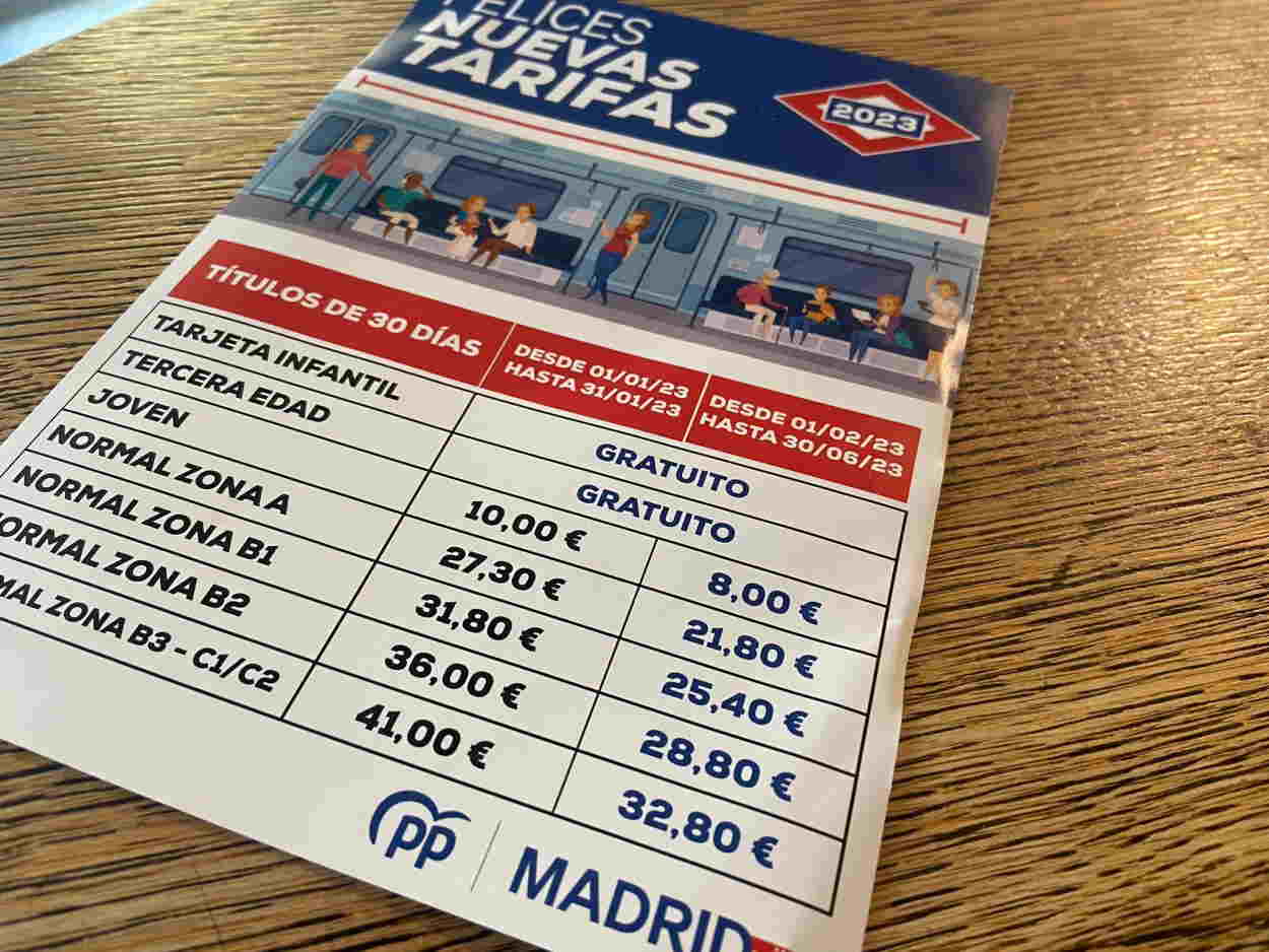 Folletos informativos del PP de Madrid sobre las nuevas tarifas del transporte público. Europa Press