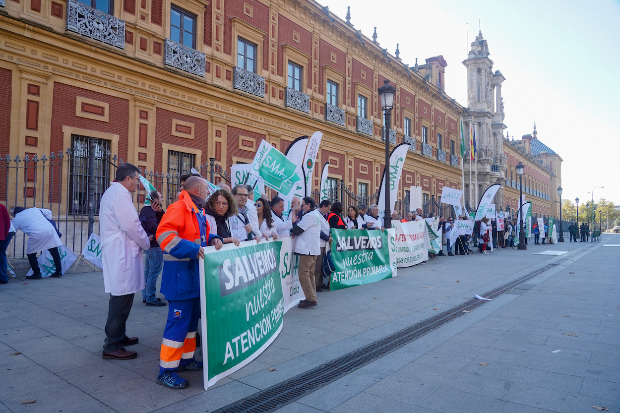 Concentración convocada por el Sindicato Médico Andaluz ante el Palacio de San Telmo. EDUARDO BRIONES EP 