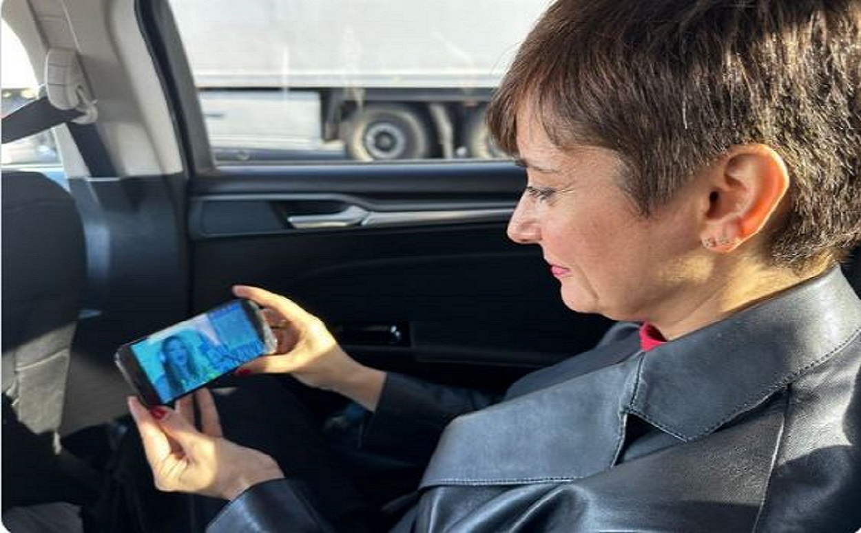 La ministra portavoz, Isabel Rodríguez, escuchando la canción de Shakira