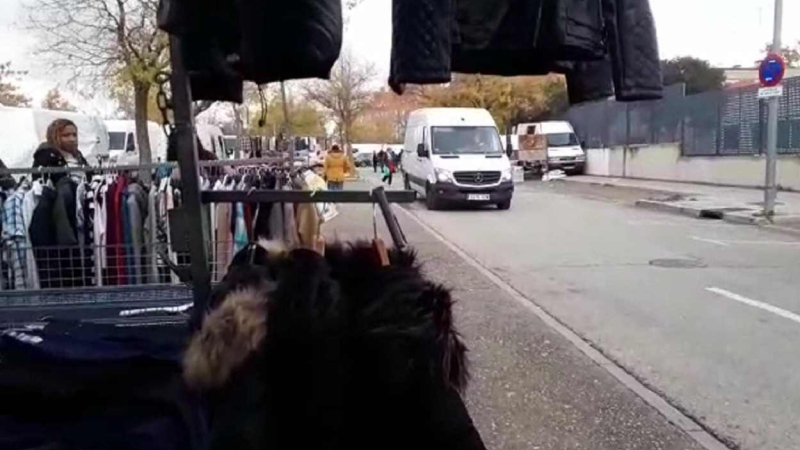 Vendedores ambulantes de Torrejón en una calle con paso de coches. ACOAM