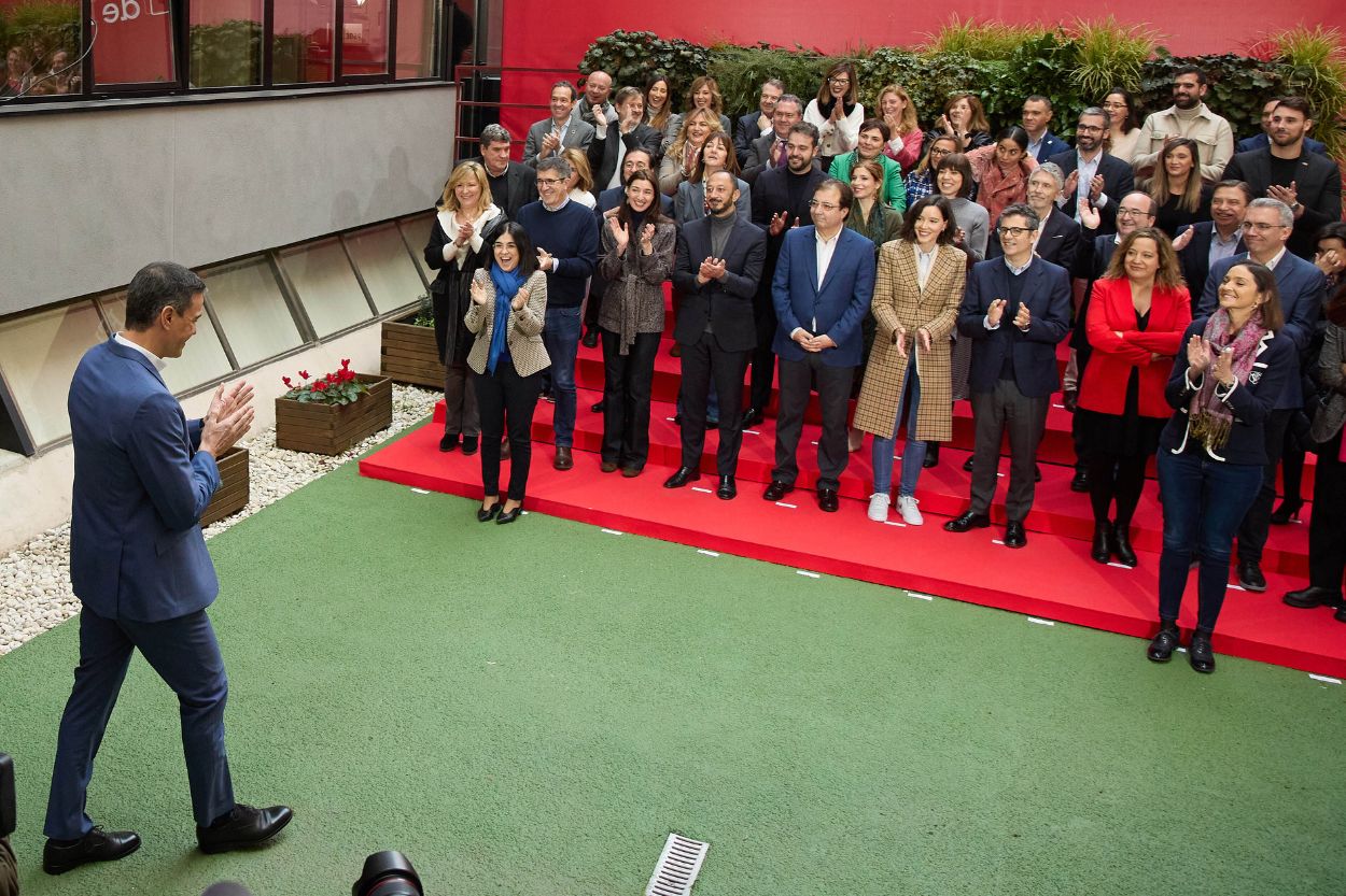 El presidente del Gobierno, Pedro Sánchez, junto a varios ministros socialistas y el resto de la Ejecutiva Federal. Europa Press. 