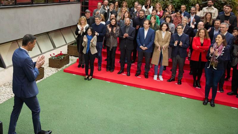 El presidente del Gobierno, Pedro Sánchez, junto a varios ministros socialistas y el resto de la Ejecutiva Federal. Europa Press.