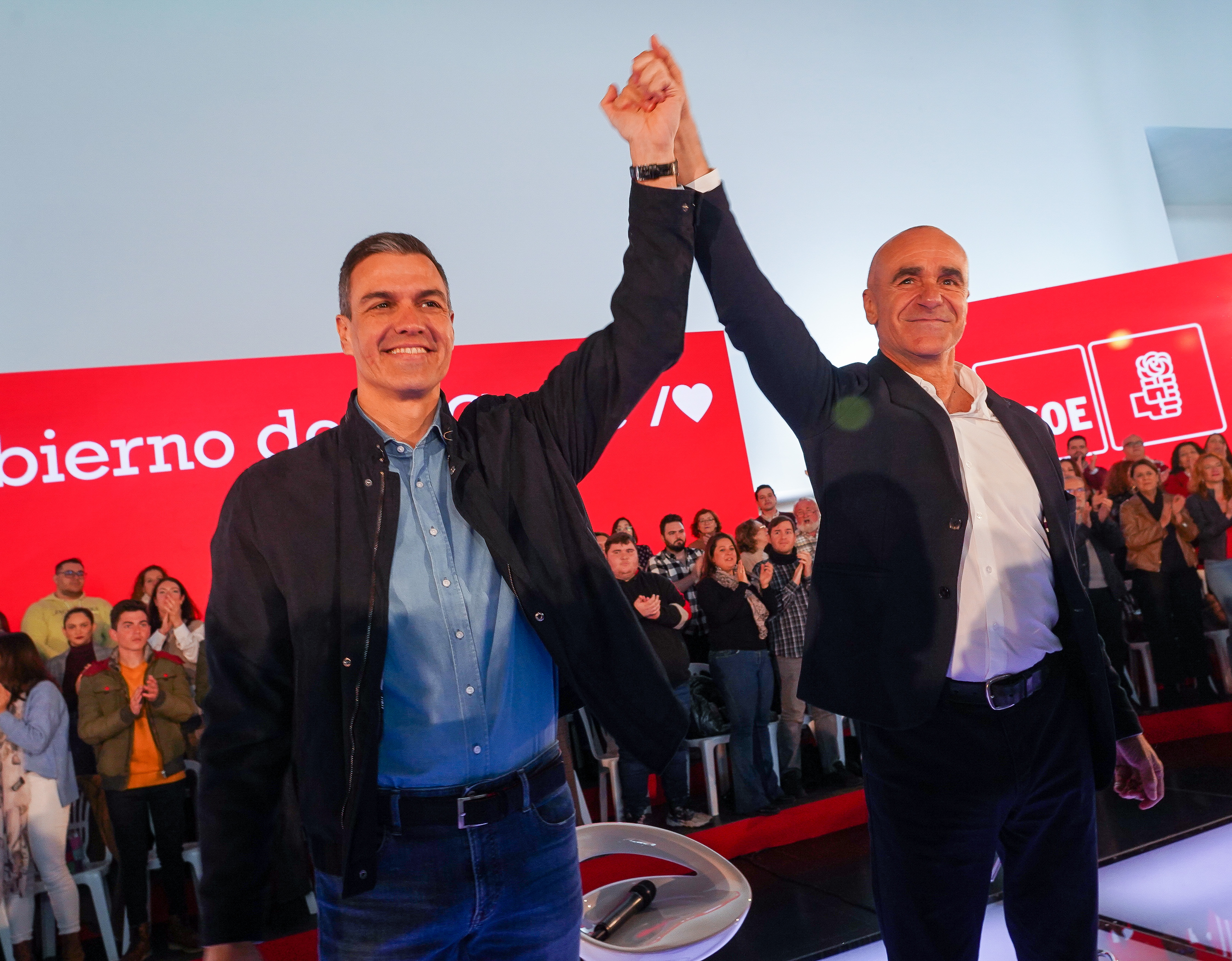 Pedro Sánchez y el alcalde de Sevilla, Antonio Muñoz, en el mitin celebrado hoy en Sevilla. FRANCISCO J. OLMO/EP