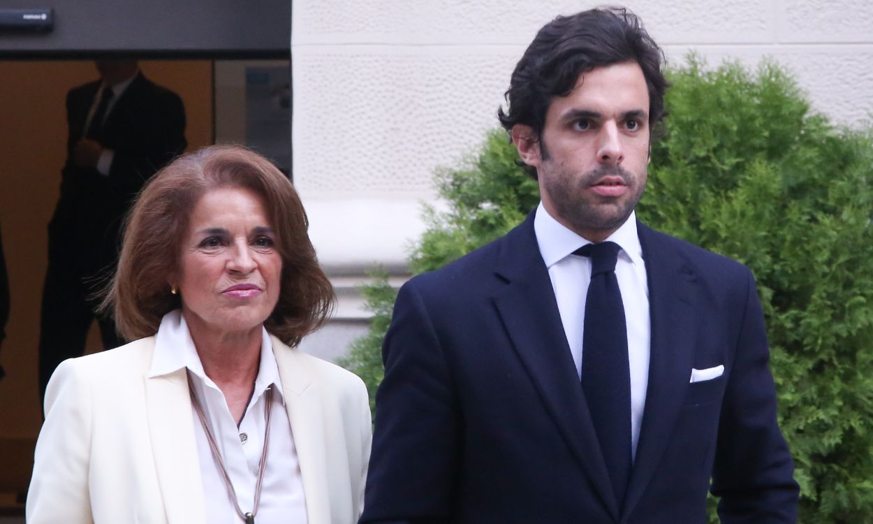 La exalcaldesa de Madrid Ana Botella y su hijo Alonso Aznar