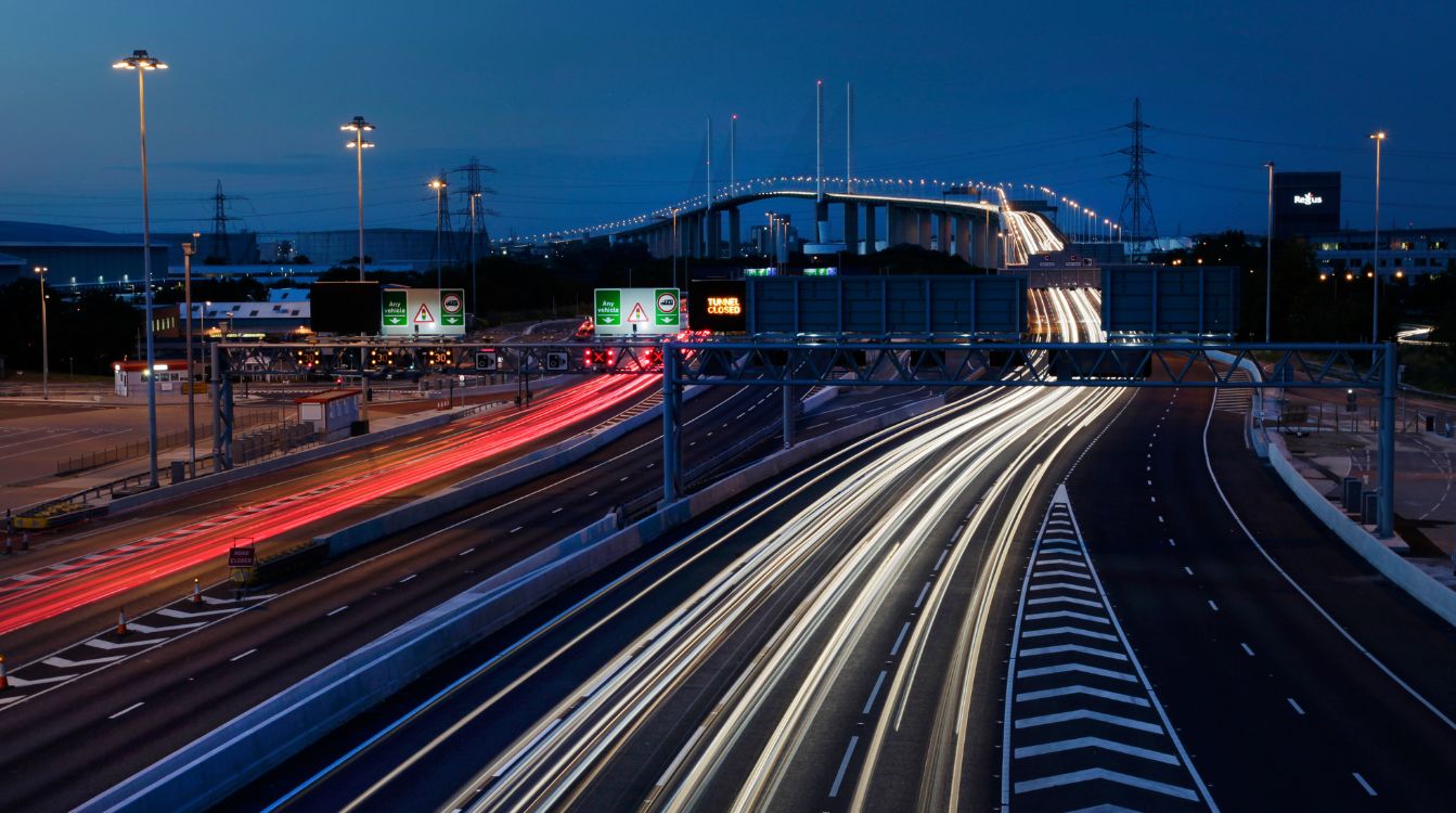 Las nuevas tecnologías, el big data y la economía compartida están transformando el mundo en el que vivimos y el futuro con coches autónomos circulando por autopistas inteligentes está muy cerca