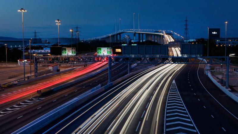 Las nuevas tecnologías, el big data y la economía compartida están transformando el mundo en el que vivimos y el futuro con coches autónomos circulando por autopistas inteligentes está muy cerca