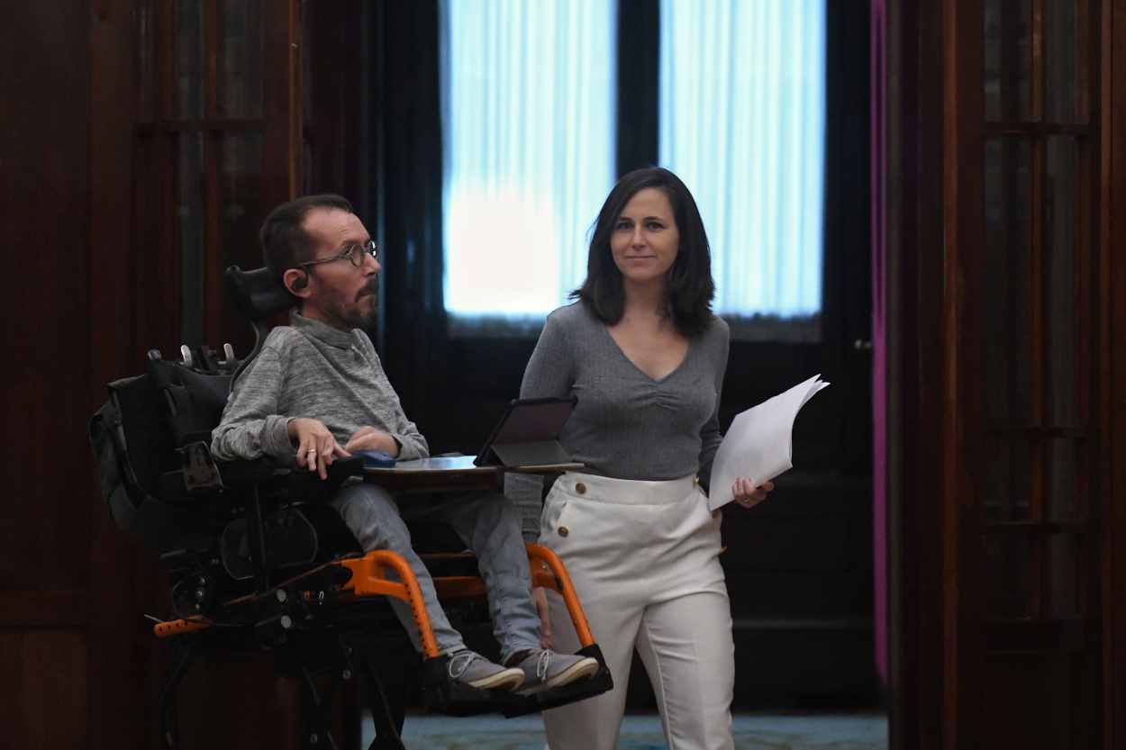 La líder de Podemos y ministra de Derechos Sociales, Ione Belarra, y el portavoz de Unidas Podemos, Pablo Echenique, a su llegada a una sesión plenaria en el Congreso de los Diputados