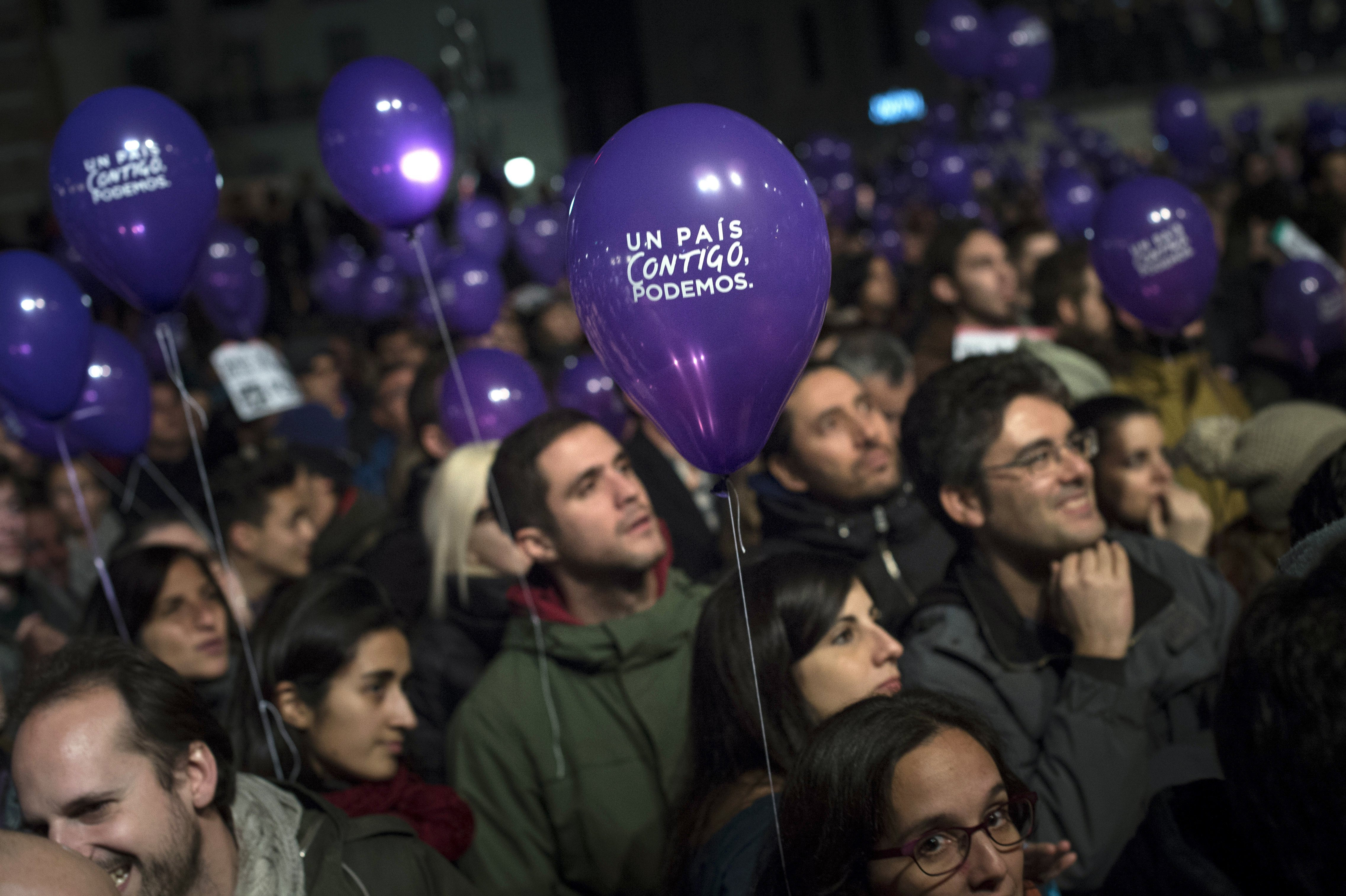 Simpatizantes de Podemos escuchan la comparecencia del director de campaña de Podemos, Íñigo Errejón, tras conocerse los primeros datos del escrutinio de las elecciones generales, en la Plaza del Reina Sofía, en Madrid. EFE/Luca Piergiovanni