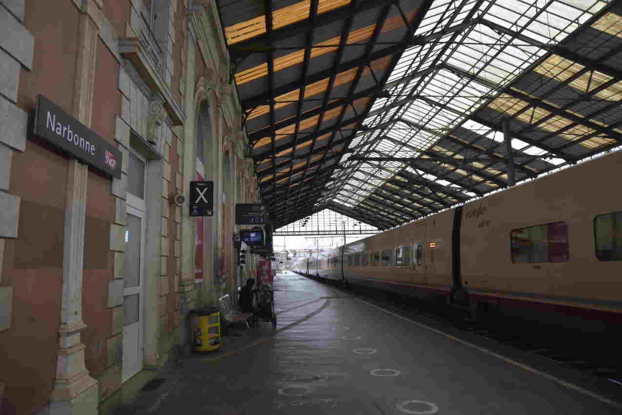 Estación de Narbonne (Perpignan) con un tren de Renfe estacionado. Renfe