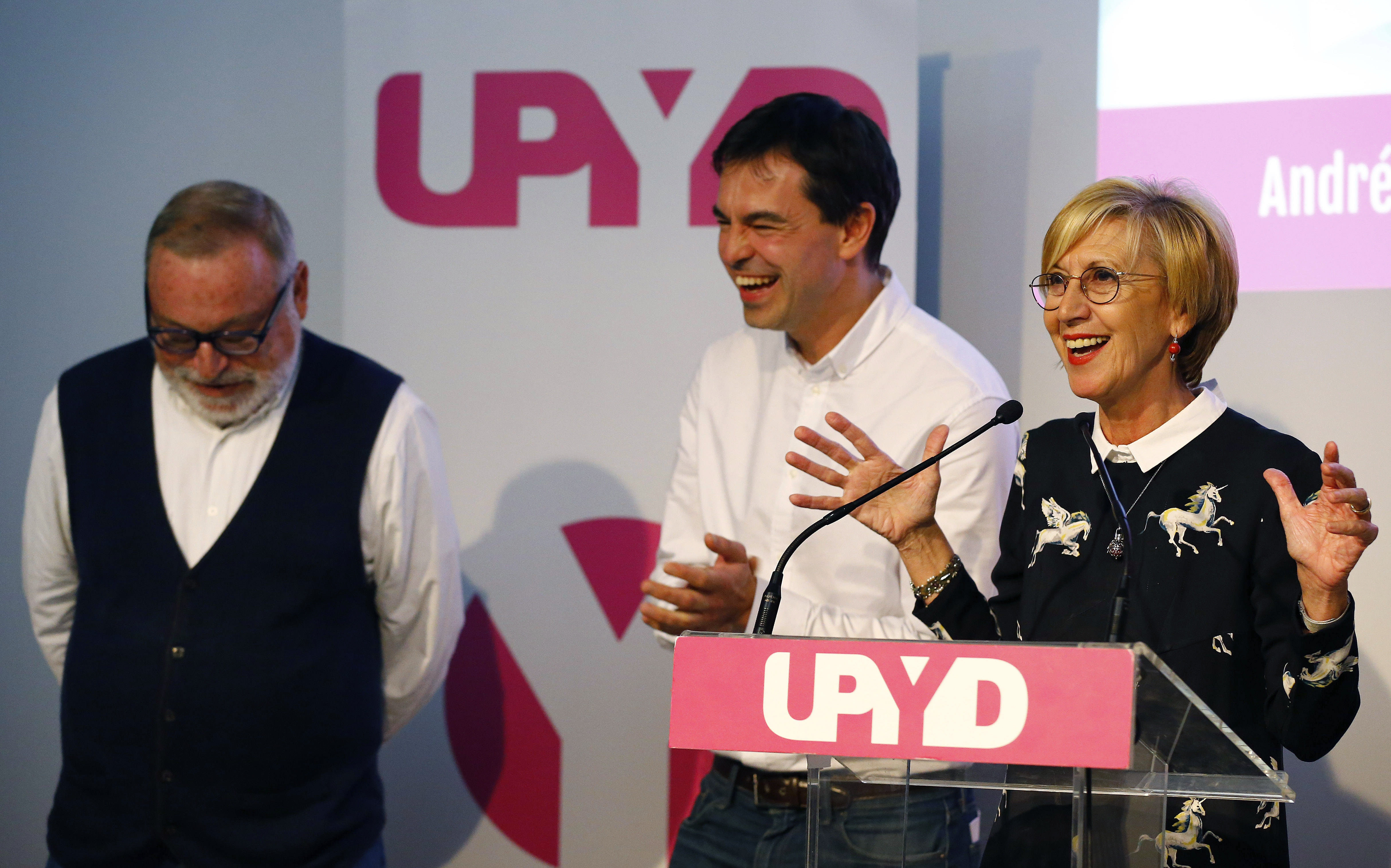 Imagen de archivo de Rosa Díez en el mitin de cierre de campaña en Madrid junto al candidato a la Presidencia del Gobierno, Andrés Herzog (c), y el filósofo Fernando Savater (i). EFE/J.P. Gandul