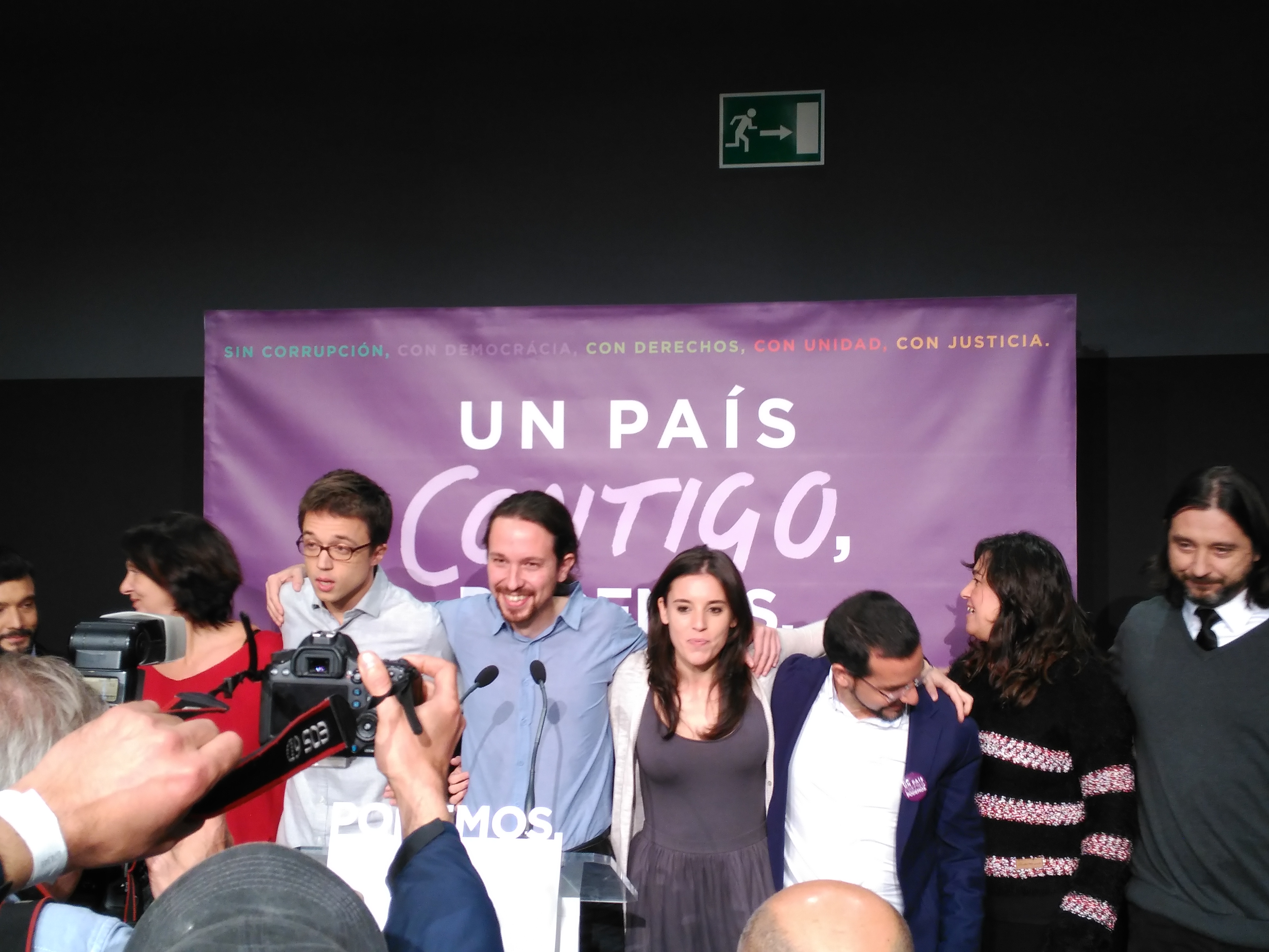 Pablo Iglesias, candidato de Podemos, junto a su equipo / NATALIA CASTRO