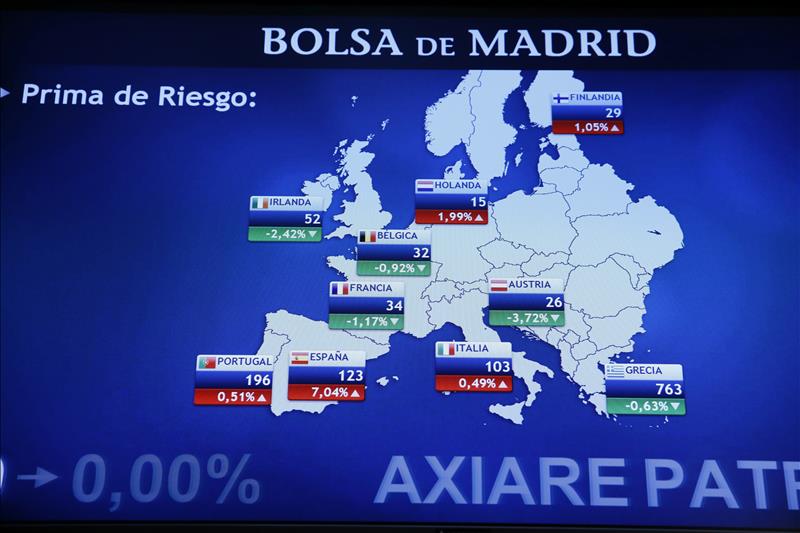 Panel informativo de la Bolsa de Madrid que muestra el valor de la prima de riesgo en los países de la zona euro, en una jornada en la que el principal indicador de la Bolsa española, el IBEX 35, se desplomaba el 2,68 %. EFE