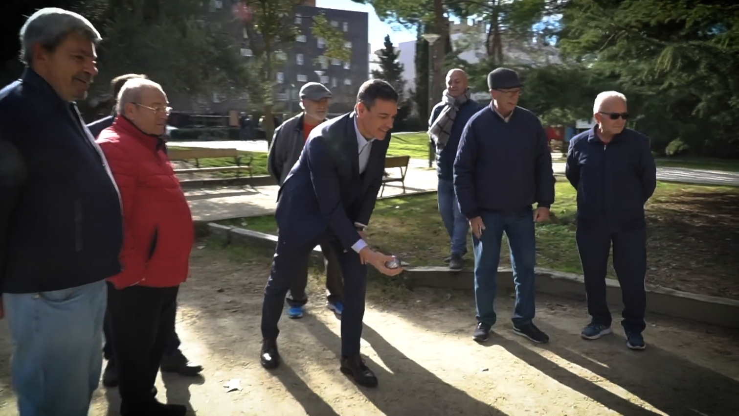 El Presidente del Gobierno, Pedro Sánchez jugando a la petanca con un grupo de pensionistas de Coslada