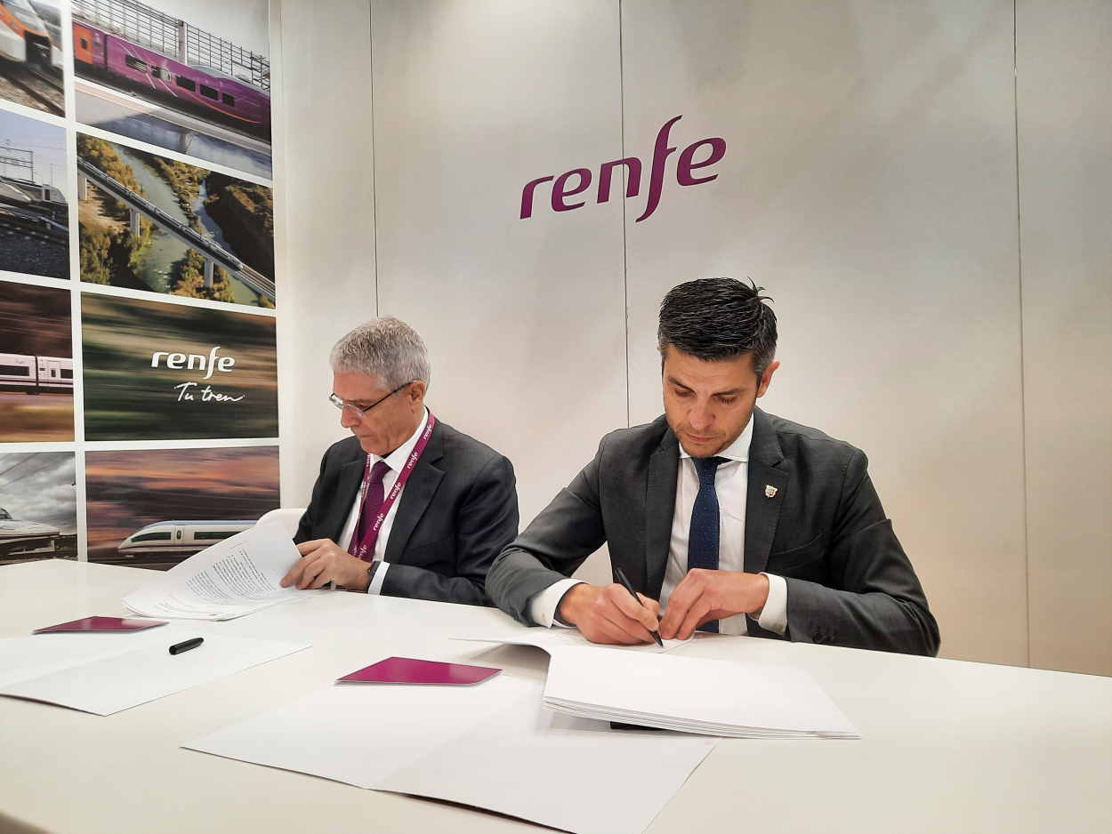 El presidente de Renfe, Isaías Táboas, y el alcalde de Campo de Criptana, Santiago Lázaro López, en la firma del acuerdo