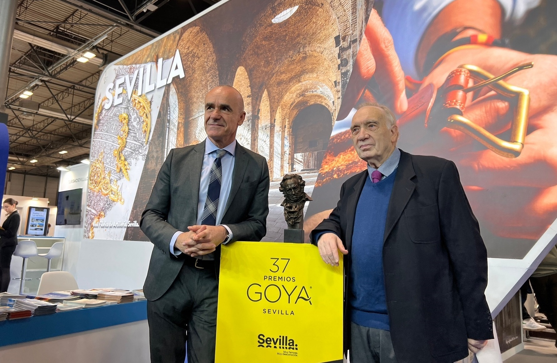 El presidente de la Academia de Cine, Fernando Méndez Leite, y el alcalde de Sevilla, Antonio Muñoz, en el stand de la ciudad en Fitur. EP