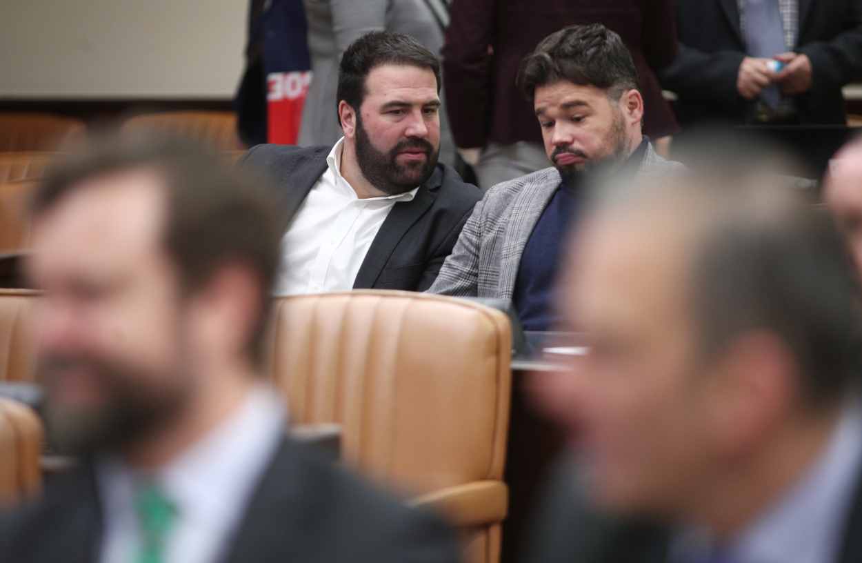 El diputado de EH Bildu en el Congreso, Jon Inarritu (izq) y el portavoz de ERC en el Congreso de los Diputados, Gabriel Rufián (dech), en la sala Cánovas del Congreso