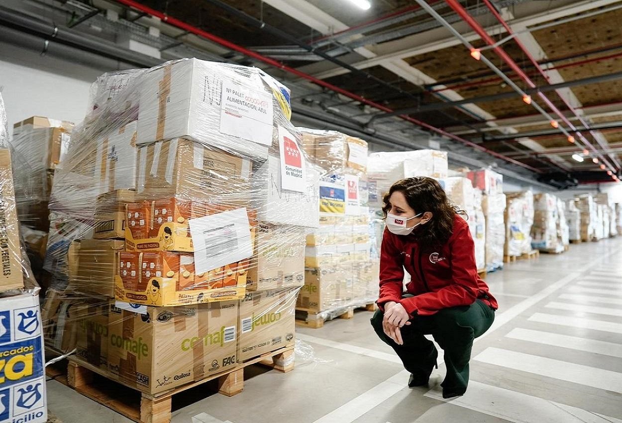 La presidenta de la Comunidad de Madrid, Isabel Díaz Ayuso, en el almacén del hospital Isabel Zendal