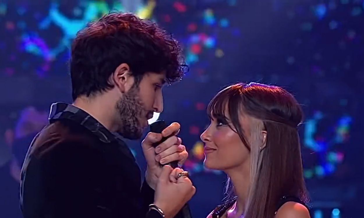 Sebastián Yatra y Aitana, cantando juntos en una actuación. RTVE