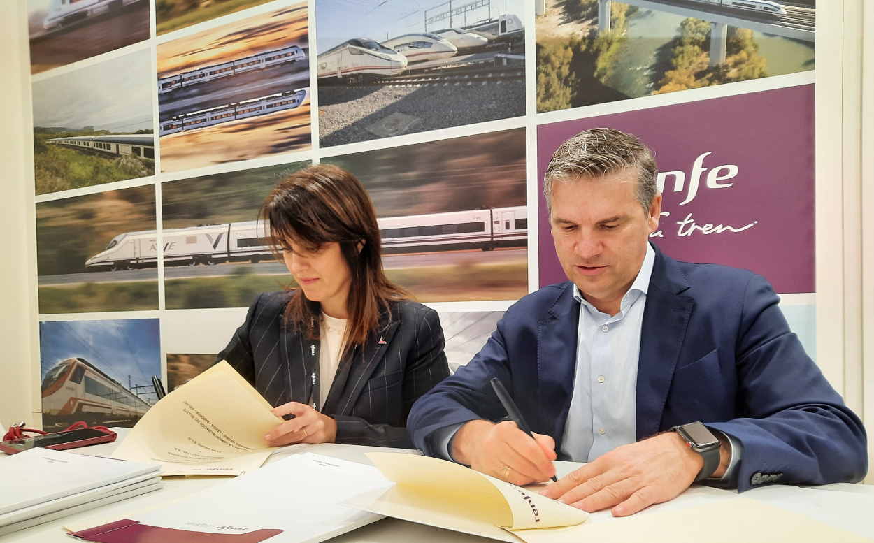 Los representantes de Renfe y Alsa firman la renovación del acuerdo de colaboración