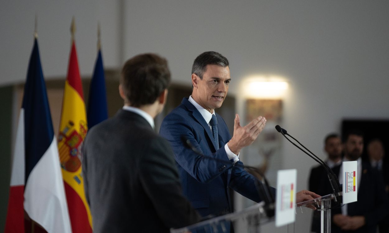 El presidente de Francia, Emmanuel Macron (i) y el presidente del Gobierno, Pedro Sánchez (d), comparecen tras la firma de un Tratado de Amistad. EP.