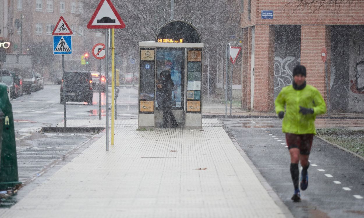Un hombre corre bajo la nieve, a 18 de enero de 2023, en Pamplona, Navarra (España). EP.