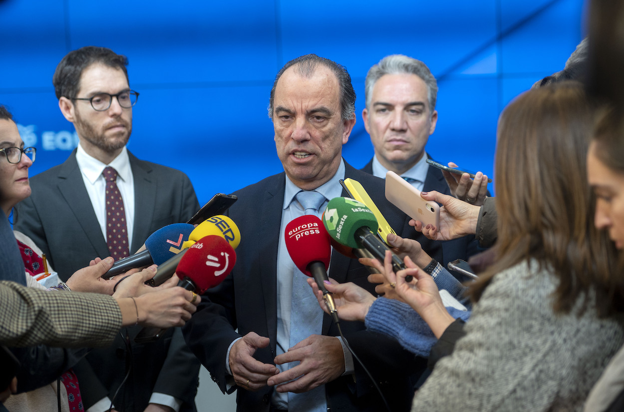 El diputado Carlos Adanero, atiende a los medios de comunicación tras su reunión con el coordinador general del Partido Popular (PP), Elías Bendodo, y el diputado Sergio Sayas en la sede del partido