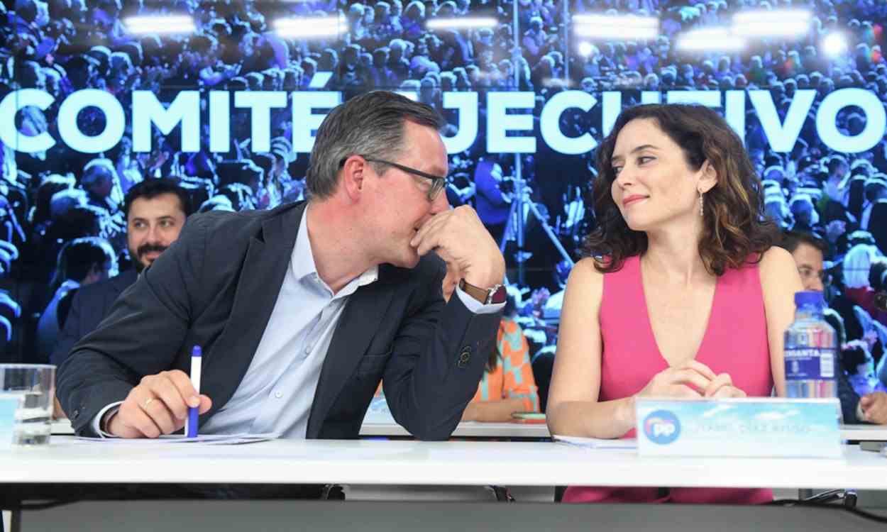 Alfonso Serrano e Isabel Díaz Ayuso, secretario general del PP de Madrid y la presidenta de la CAM. EP