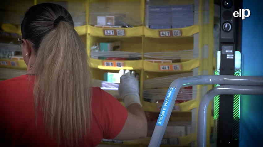 Una trabajadora de Amazon saca un artículo del almacén