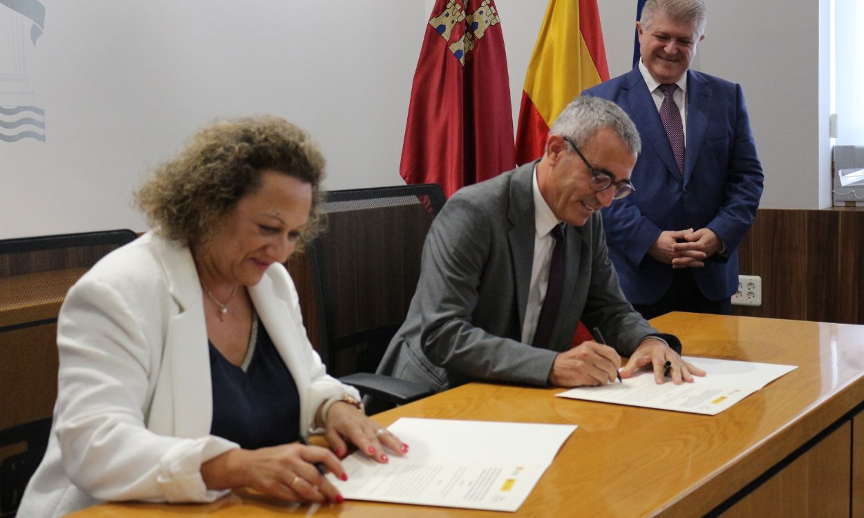 La presidenta de la Autoridad Portuaria de Cartagena, Yolanda Muñoz, junto al director del SEPES. EP.